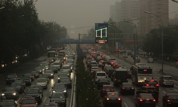 Beijing bans highly polluting cars during smog alerts 